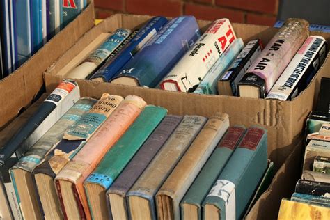 who buys old books near me? A Deep Dive into the World of Second-Hand Literature